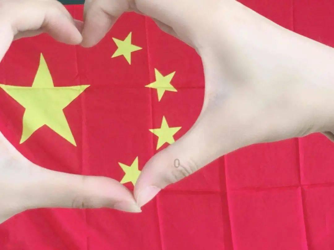 苏有朋受邀担任华表奖颁奖嘉宾,当年风采不减,黑框眼镜气质十足